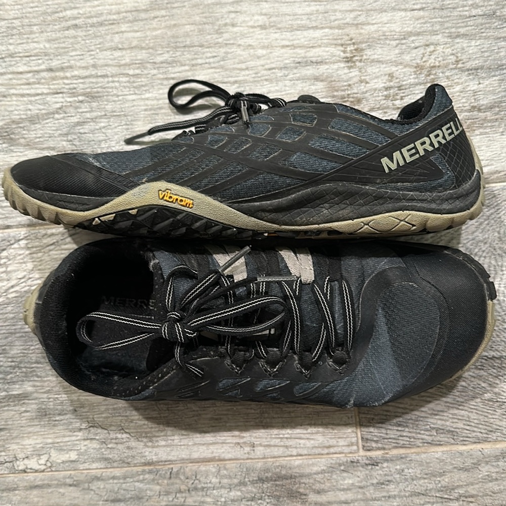 Women’s Merrell minimalist running shoes size 8, color navy and black.